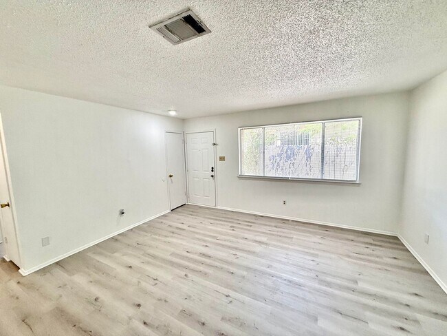 Building Photo - 403 Country Aire Dr