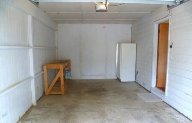 Building Photo - Large 4 bedroom 2 bath home right off of West Center