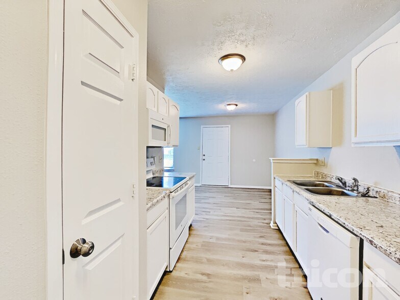 Building Photo - 779 Fern St