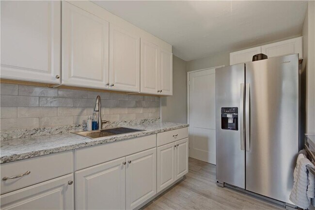 Building Photo - 351 Boulevard