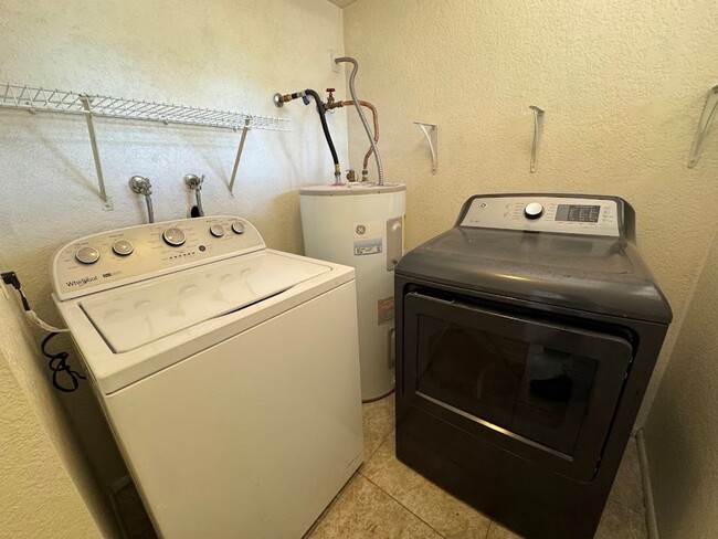 Building Photo - Bright & Spacious 2 Bedroom Condo with Vaulted Ceilings in Phoenix
