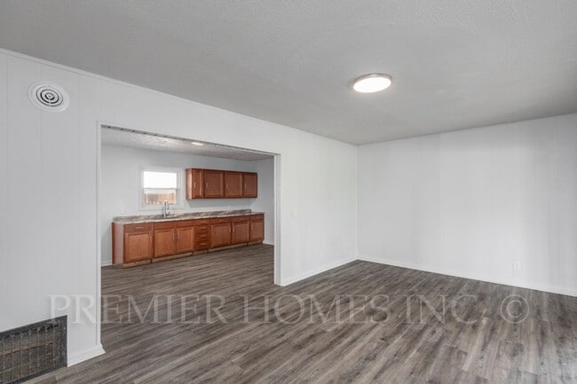 Building Photo - Charming 3-Bedroom Home with Large Fenced ...