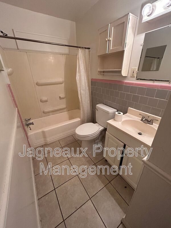 Building Photo - 301 Doc Duhon St