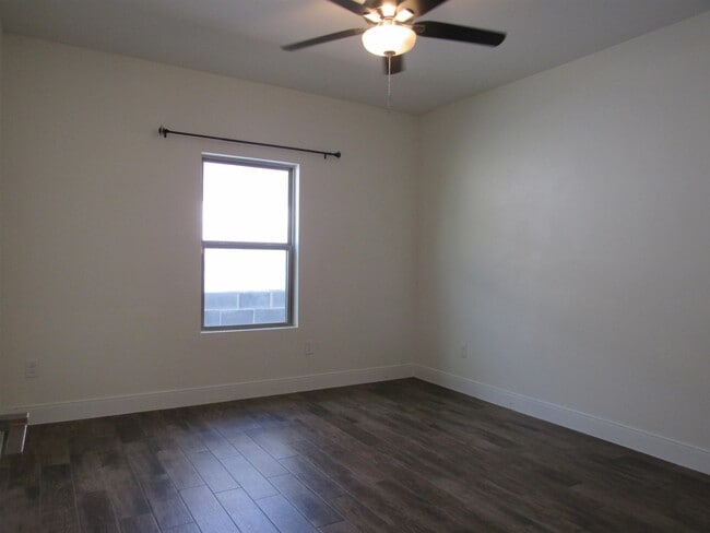 Building Photo - 2419 Messi St