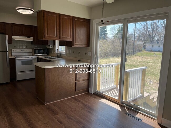 Building Photo - Shoreview House Available September 1st, U...