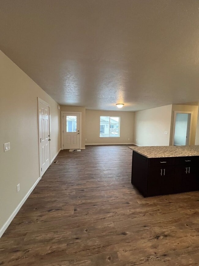Building Photo - 3 Bedroom Charming Duplex