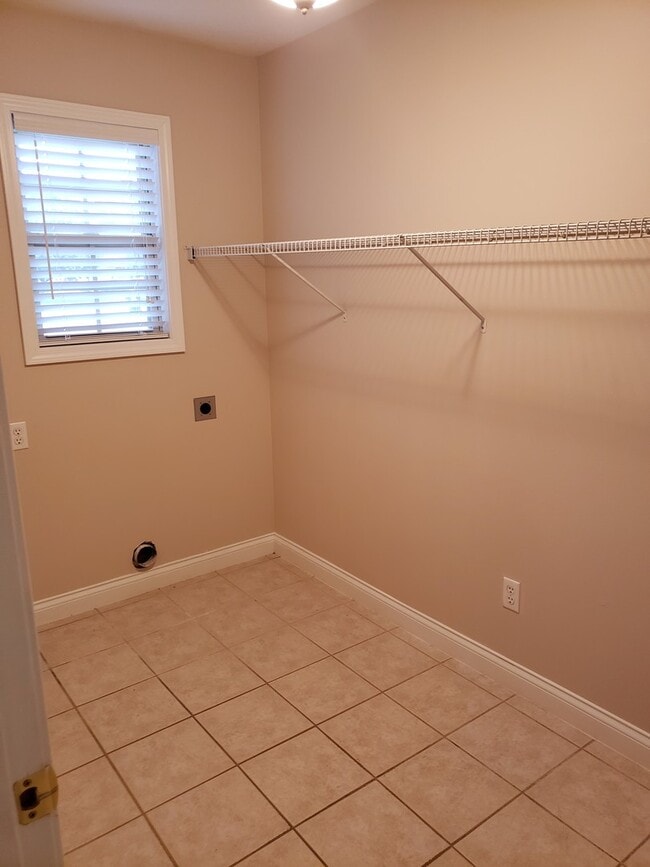 Building Photo - 3 Car Garage, South East Springfield - Cal...