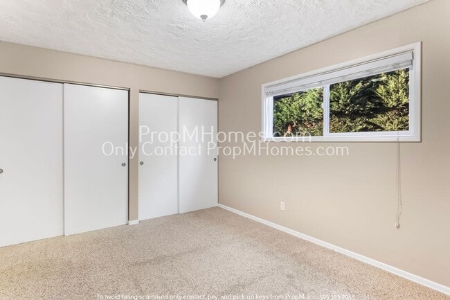 Building Photo - SW Portland Two Bedroom Condo In The Heart Of Burlingame!