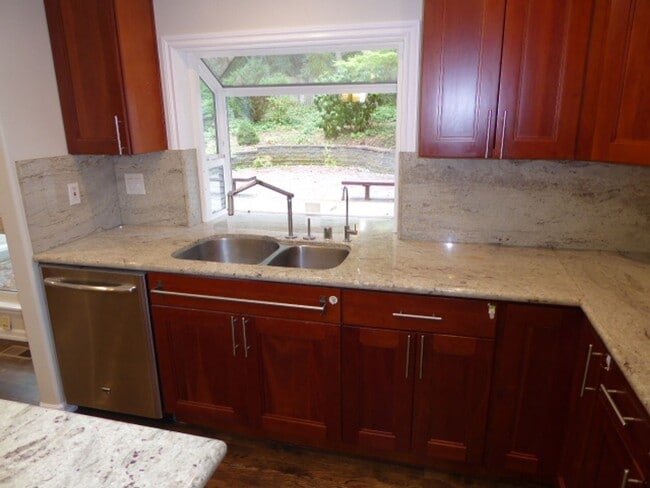 Building Photo - Charming 4 Bed 2.5 Bath + Den Rambler in S...