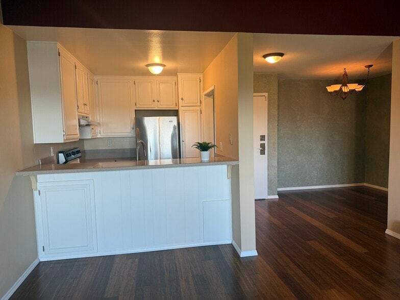 Building Photo - 6930 Hyde Park Dr