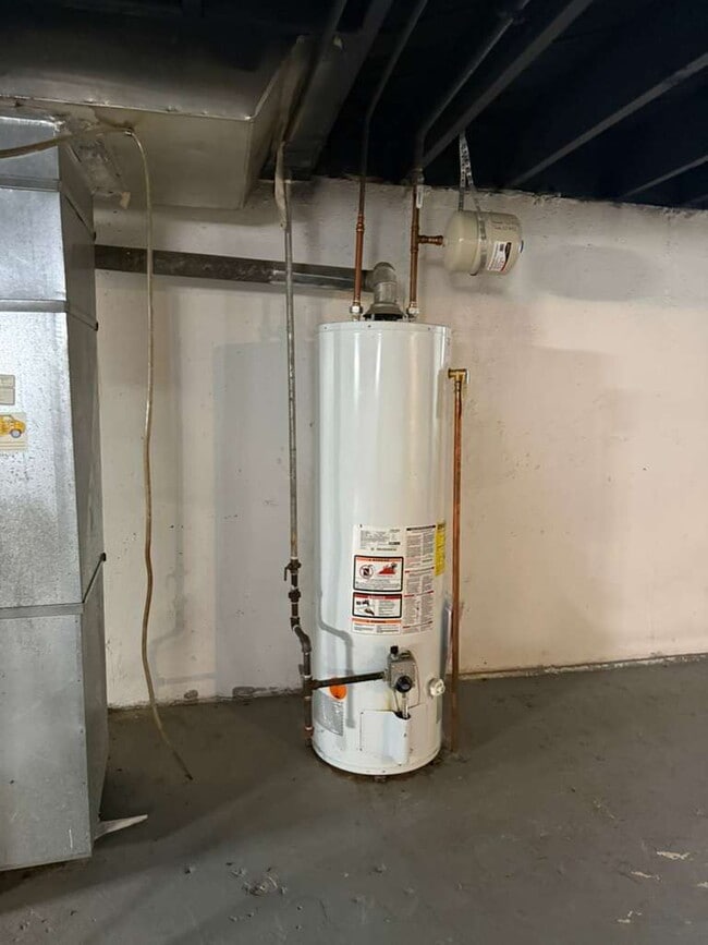 Building Photo - "Charming 2-Bedroom Retreat in University City - Cozy 900 Sq. Ft. Home!"  HUGE bedrooms with Base...