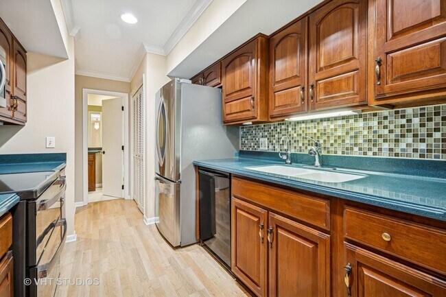 Building Photo - 563 Shorely Dr