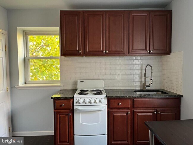 Building Photo - 425 N 41st St