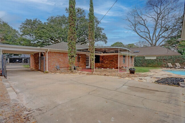 Building Photo - 9917 Cedardale Dr
