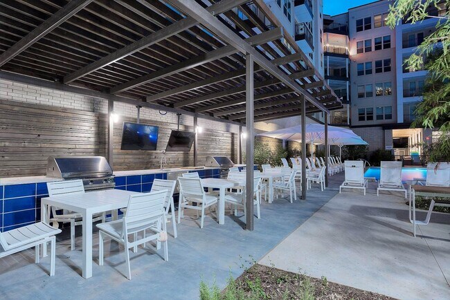 Building Photo - 101 S Center St