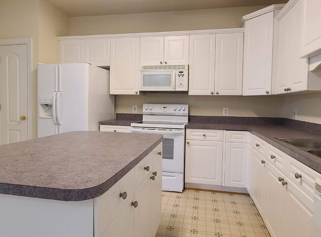 Building Photo - 3-Level Townhome with Two Primary Suites