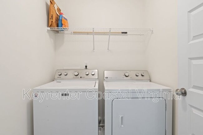 Building Photo - 305 Tarn Ct