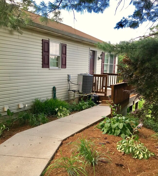 Building Photo - 640 S Oak St