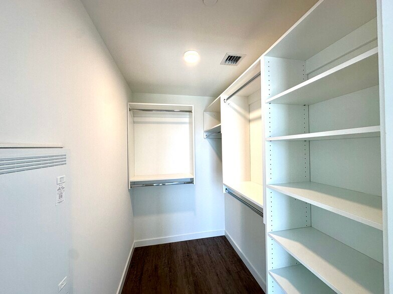 Building Photo - 114 NE 22nd St