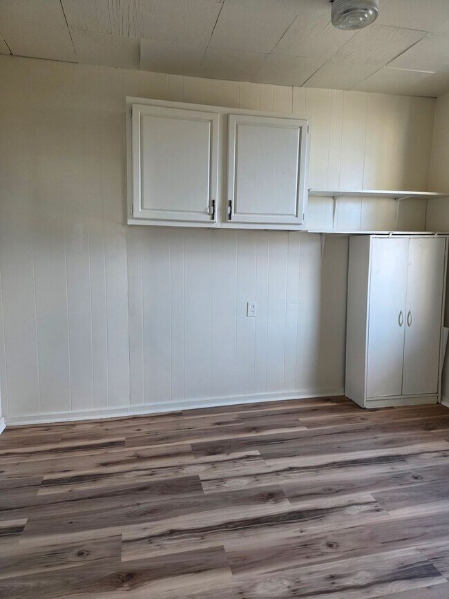 Building Photo - 648 E Princess St