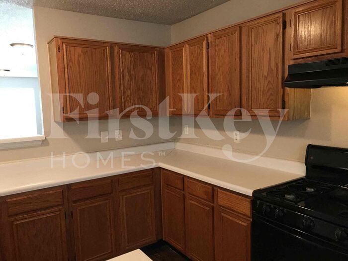 Building Photo - 5704 Creekhollow Dr