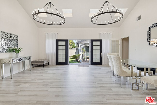 Building Photo - 9209 Paramount Blvd