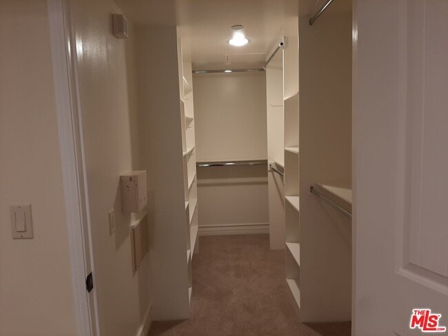 Building Photo - 10390 La Grange Ave