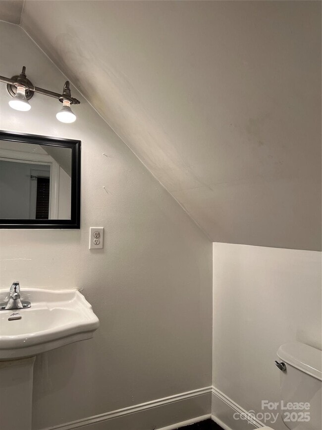 Building Photo - 424 Woodvale Pl