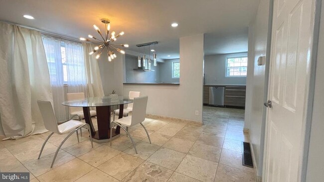 Building Photo - 324 Avon St