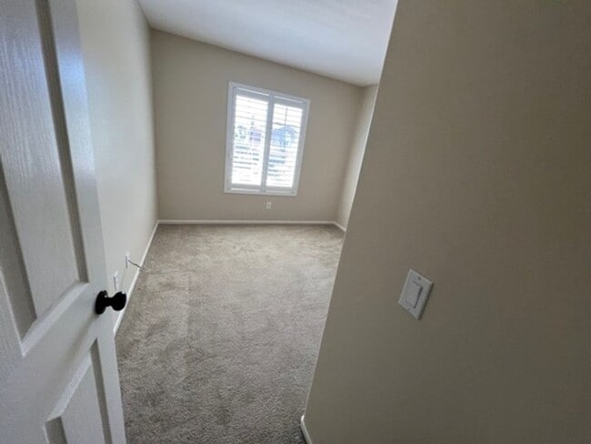 Building Photo - Rolling Hills Ranch! Spacious 4 Bedroom 2....