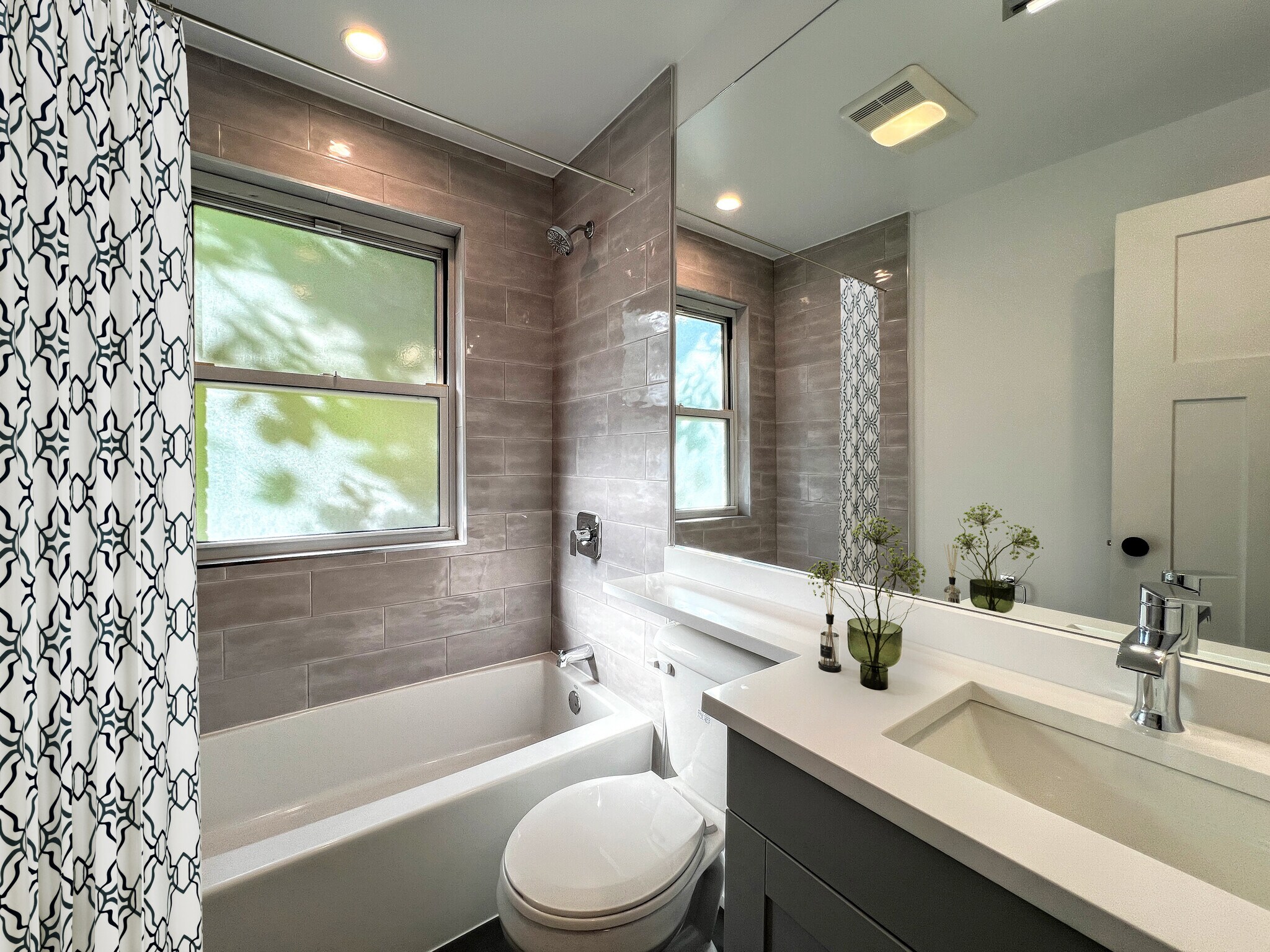 Building Photo - 530 W Aldine Ave