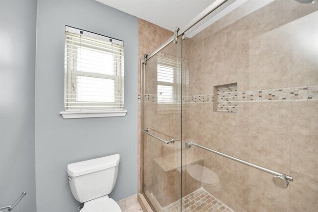 Building Photo - 2029 Highland Hills Dr