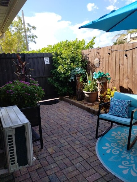 Private entrance - 4556 17th Ct SW