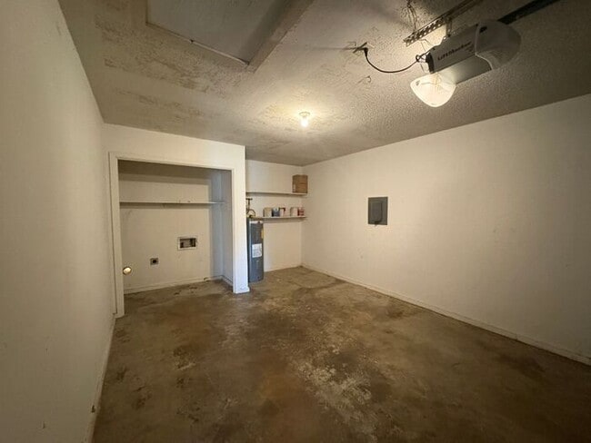 Building Photo - Available Now! Charming 2 Bed, 2 Bath Dupl...