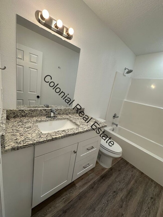 Building Photo - Updated and spacious 2 bedroom 1 bathroom ...