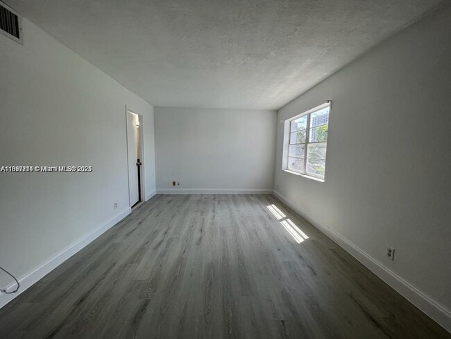 Building Photo - 816 NE 27th Ave
