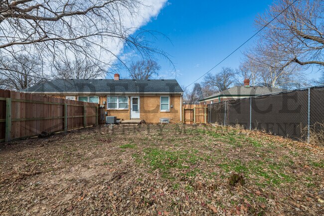 Building Photo - 2042 S Pinecrest St