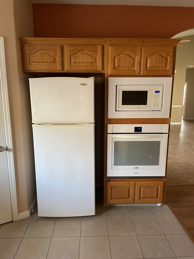 Microwave/ Oven - 5648 W Millbrae Ave