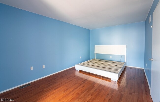 Building Photo - 221 Arrowood Way