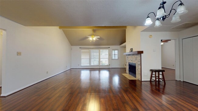 Building Photo - 806 N Willow Dr