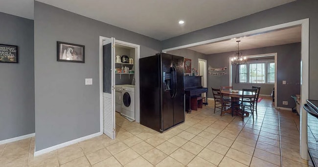 Building Photo - Available early Jan! 3bd/2bth w/fenced yard