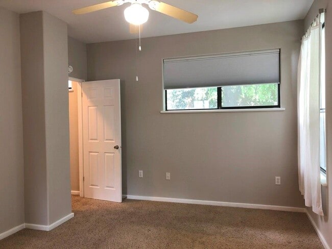 Building Photo - 2202 East Side Dr