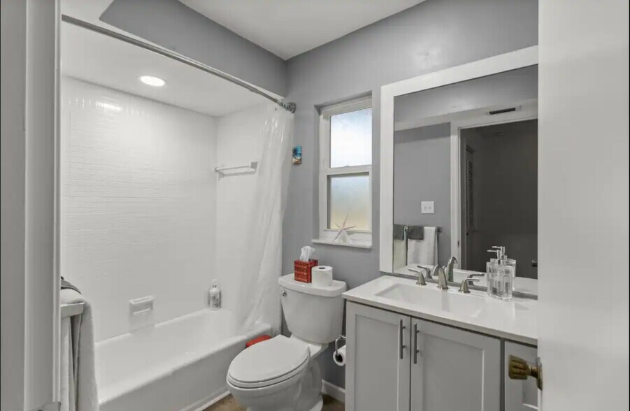 Master bathroom - 2901 SW 1st Ave