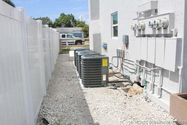Building Photo - 305 Cypress Dr