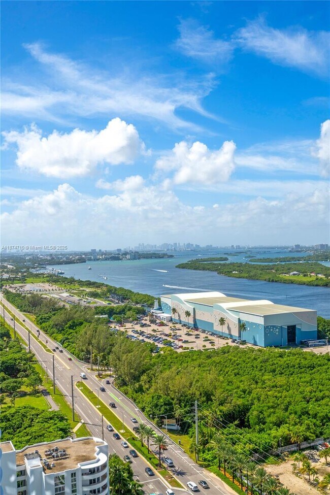 Building Photo - 15811 Collins Ave