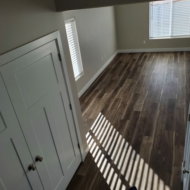 Building Photo - Welcoming 2 Bed, 2.5 Bath Townhouse