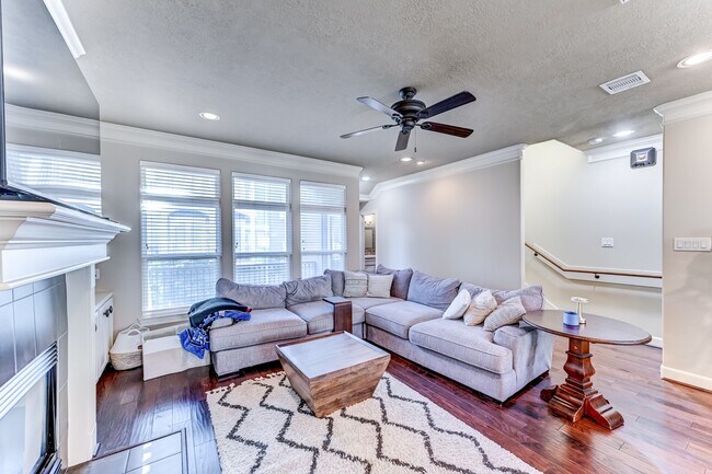 Building Photo - 1325 W 24th St