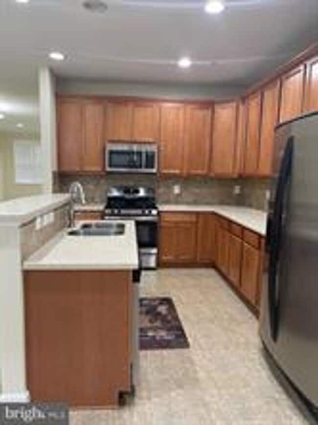 Building Photo - END UNIT TOWNHOUSE WITH 2 CAR GARAGE, 4 BEDROOMS AND 3.5 BATHS..FINISHED REC ROOM