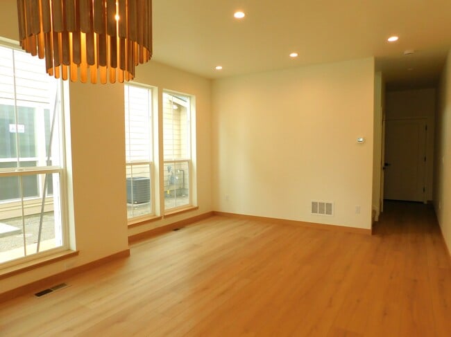 Building Photo - 605 Holstein Wy