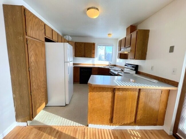 Building Photo - RARE FIND! Spacious and bright three bedroom apartment in South Anchorage with in unit laundry, f...